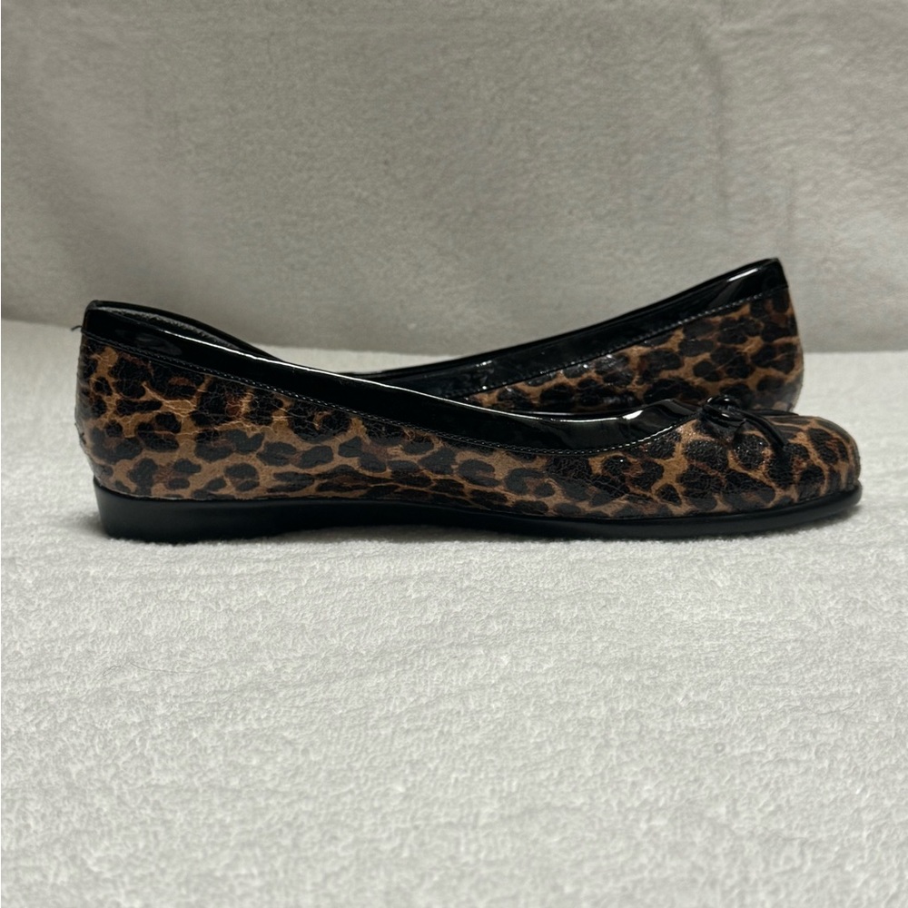 EUC A2 Aerosoles Animal Print Flats Size 8 - Picture 5 of 9